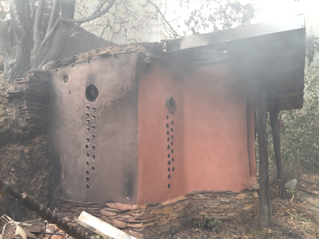 The cob bathroom at Quinta do Vale after the fires of October 2017