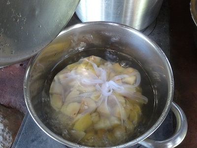 Quince jelly in the making