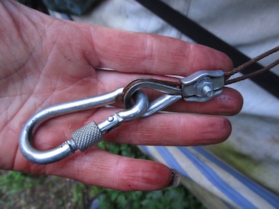 Shackle fitted to loop in steel cable